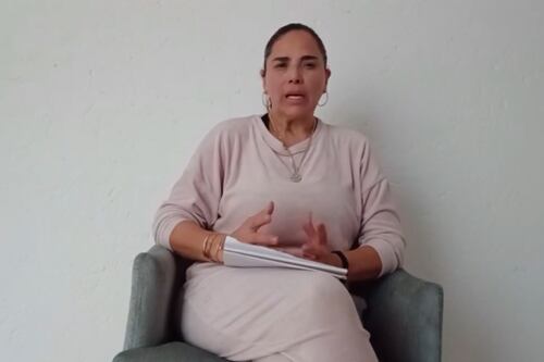 “Es falso”: Madre de Carlos Salcedo rompe el silencio tras orden de aprehensión en su contra