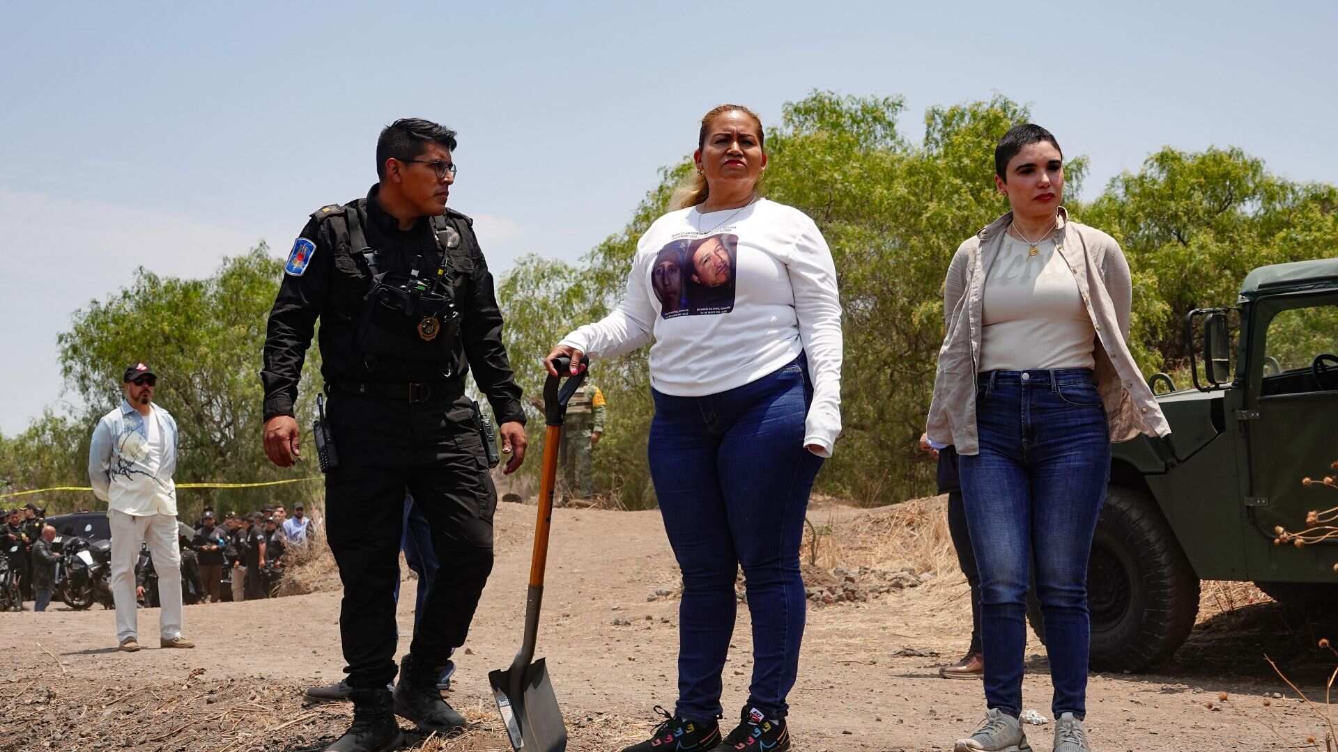 Cecilia Flores, reporto el día de ayer un presunto crematorio clandestino en una zona cercana al volcán Xaltepec, entre los límites de las alcaldía Iztapalapa y Tláhuac. El día de personal de la Secretaria de Seguridad Pública, Guardia Nacional y Fiscalía General de Justicia de la Ciudad de México acordonaron la zona para determinar si los restos encontrados son humanos.