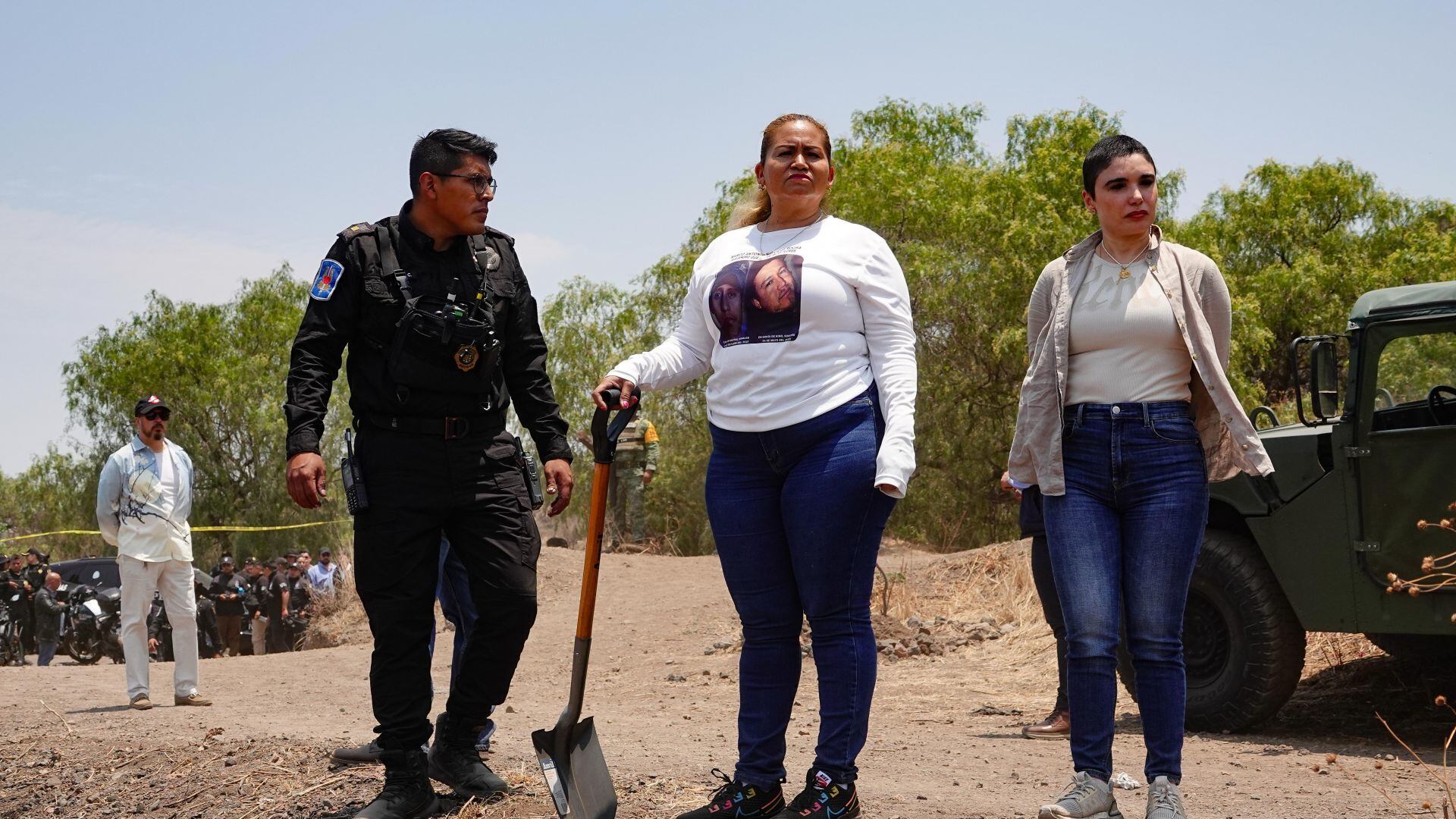 Cecilia Flores, reporto el día de ayer un presunto crematorio clandestino en una zona cercana al volcán Xaltepec, entre los límites de las alcaldía Iztapalapa y Tláhuac. El día de personal de la Secretaria de Seguridad Pública, Guardia Nacional y Fiscalía General de Justicia de la Ciudad de México acordonaron la zona para determinar si los restos encontrados son humanos.