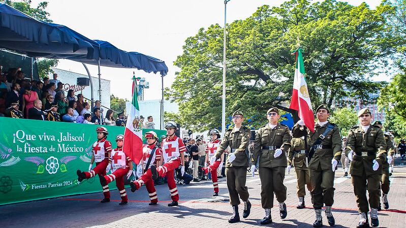 Enrique Alfaro encabeza el Desfile Cívico-Militar Conmemorativo a la Independencia de México, en Jalisco.