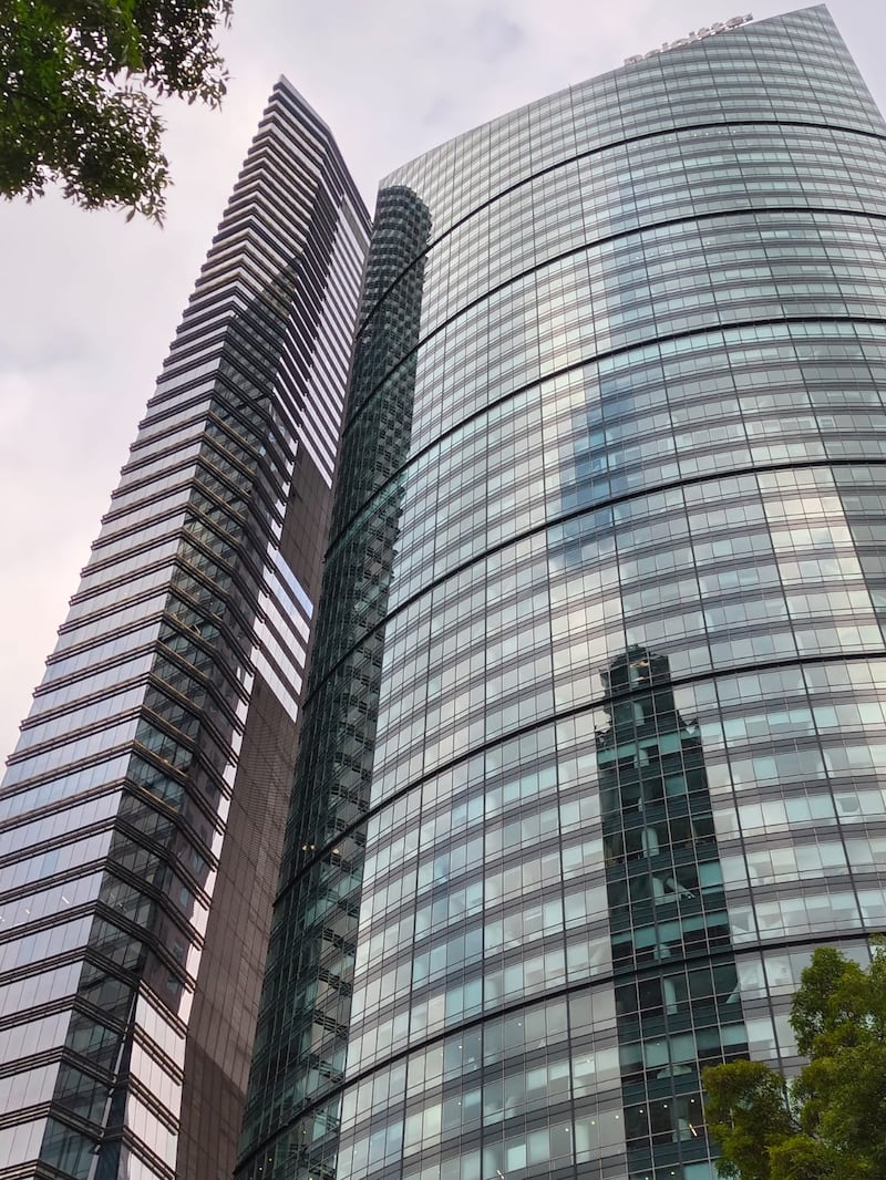 Este gama media combina un diseño ligero con una batería de larga duración que aguanta el ritmo del uso diario sin problema