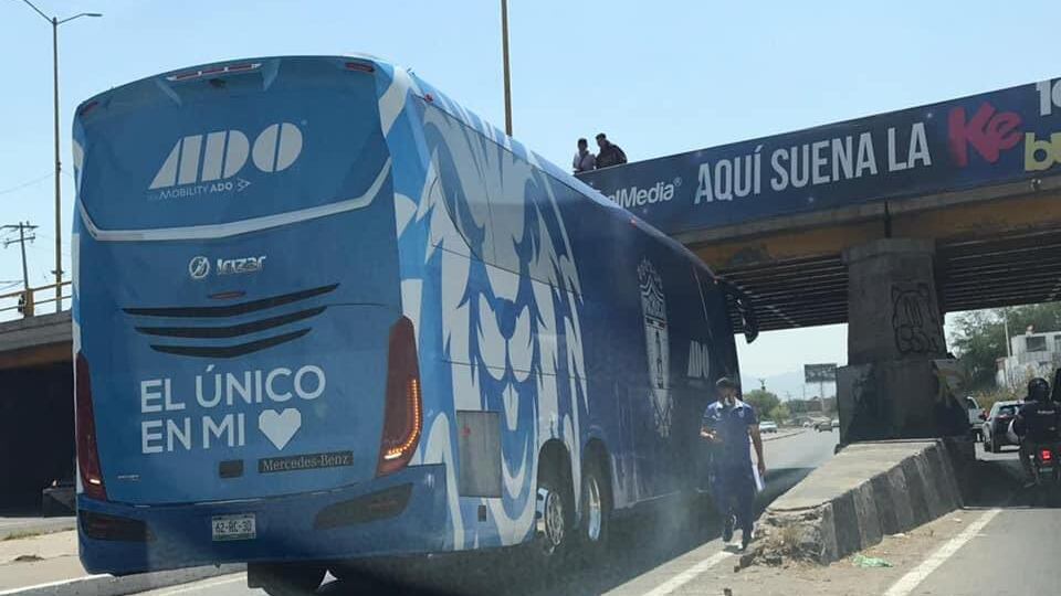 Camión del Pachuca se atora en puente de San Luis
