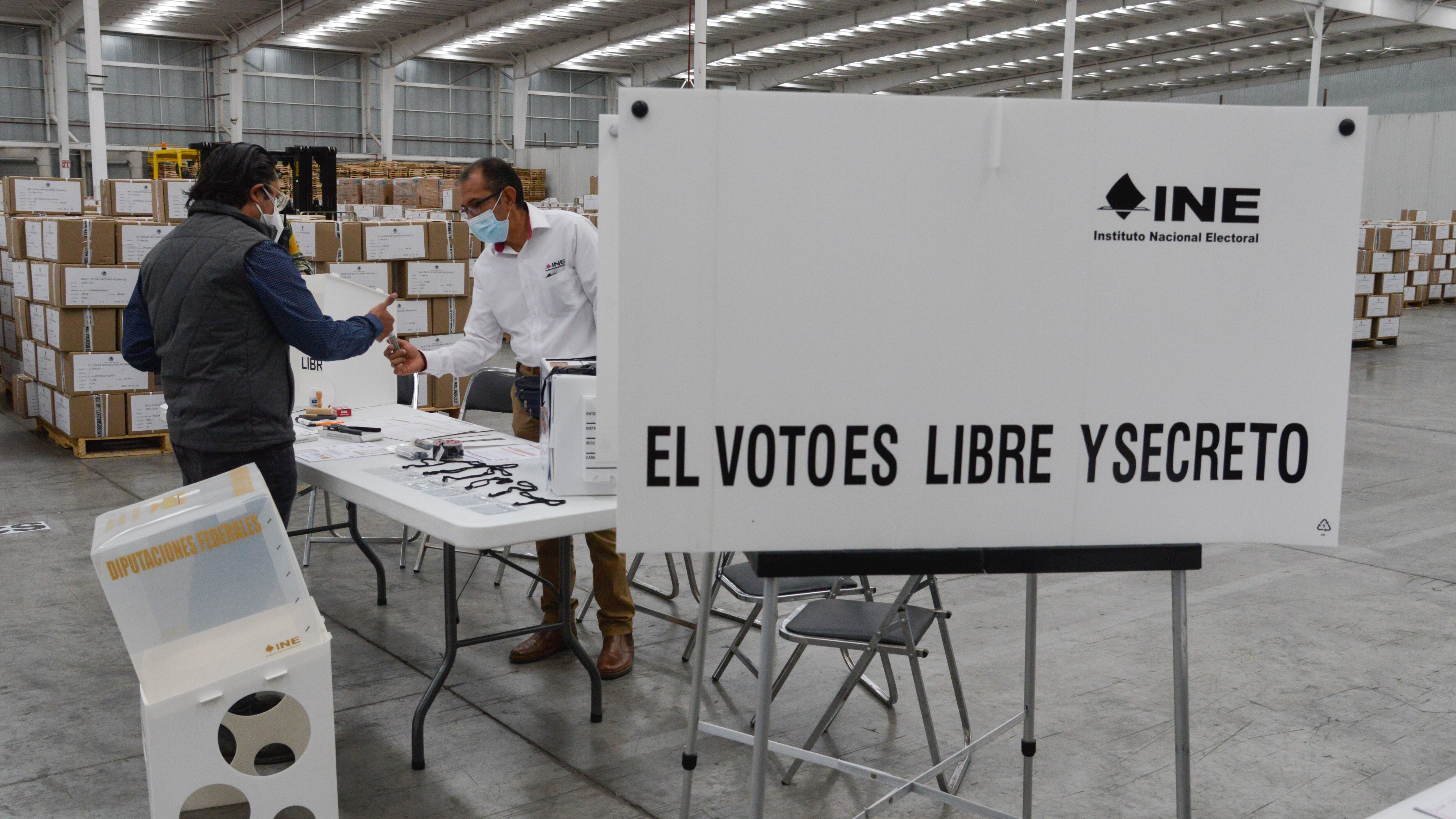 El Instituto Nacional Electoral (INE) dio inició a la distribución de las 102 millones de boletas electorales y material de casillas para los comicios del próximo 6 de junio. Las unidades con el material electoral serán custodiados por elementos del ejército nacional a los distintos estados de la República.