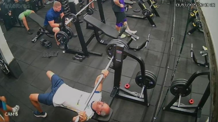 Hombre murió tras sufrir accidente con una barra de pesas en un gimnasio de Brasil