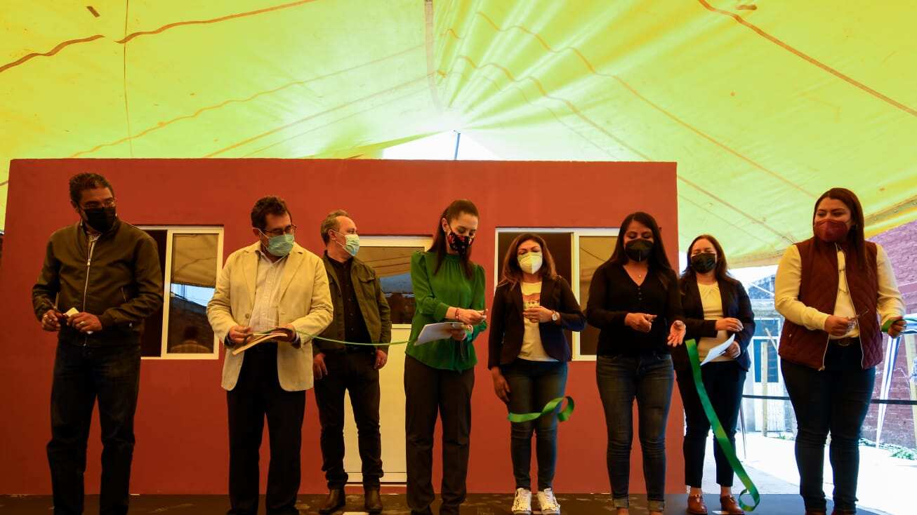 Entrega de viviendas reconstruidas en la alcaldía Tláhuac.