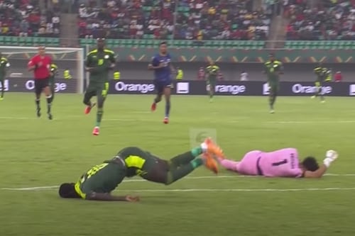 Sadio Mané sufre terrible choque de cabezas pero después anota para el pase de Senegal