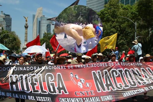 ¡Escándalo! Integrantes de la CNTE destruyen figuras monumentales del Mundial a días de la inauguración