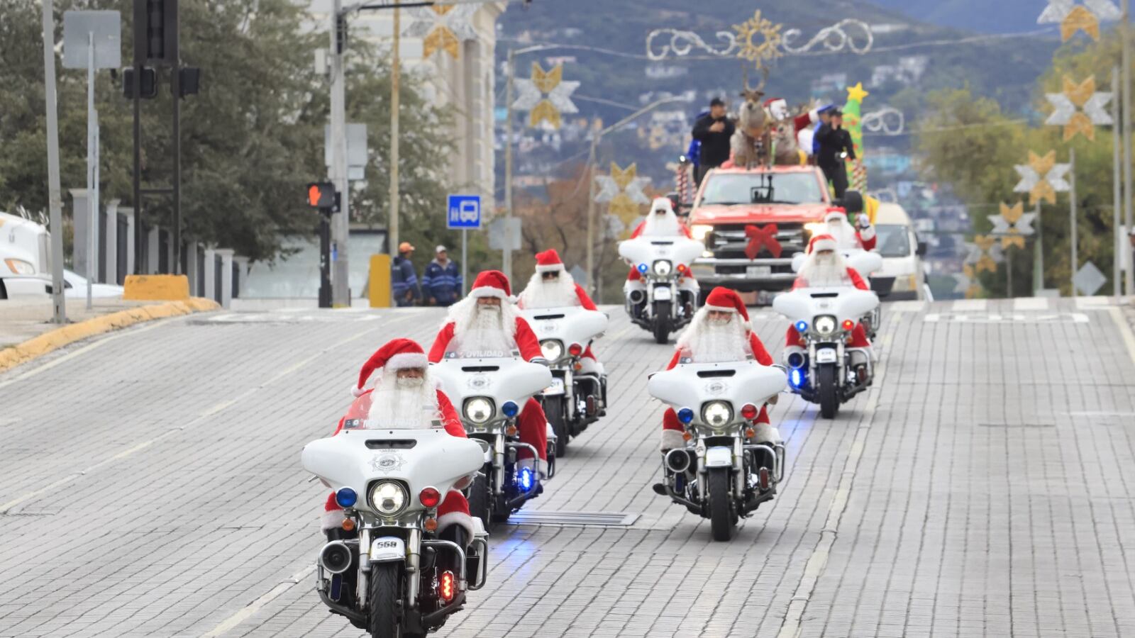 Los "Santas Motorizados" van a toda velocidad por las calles de Monterrey.