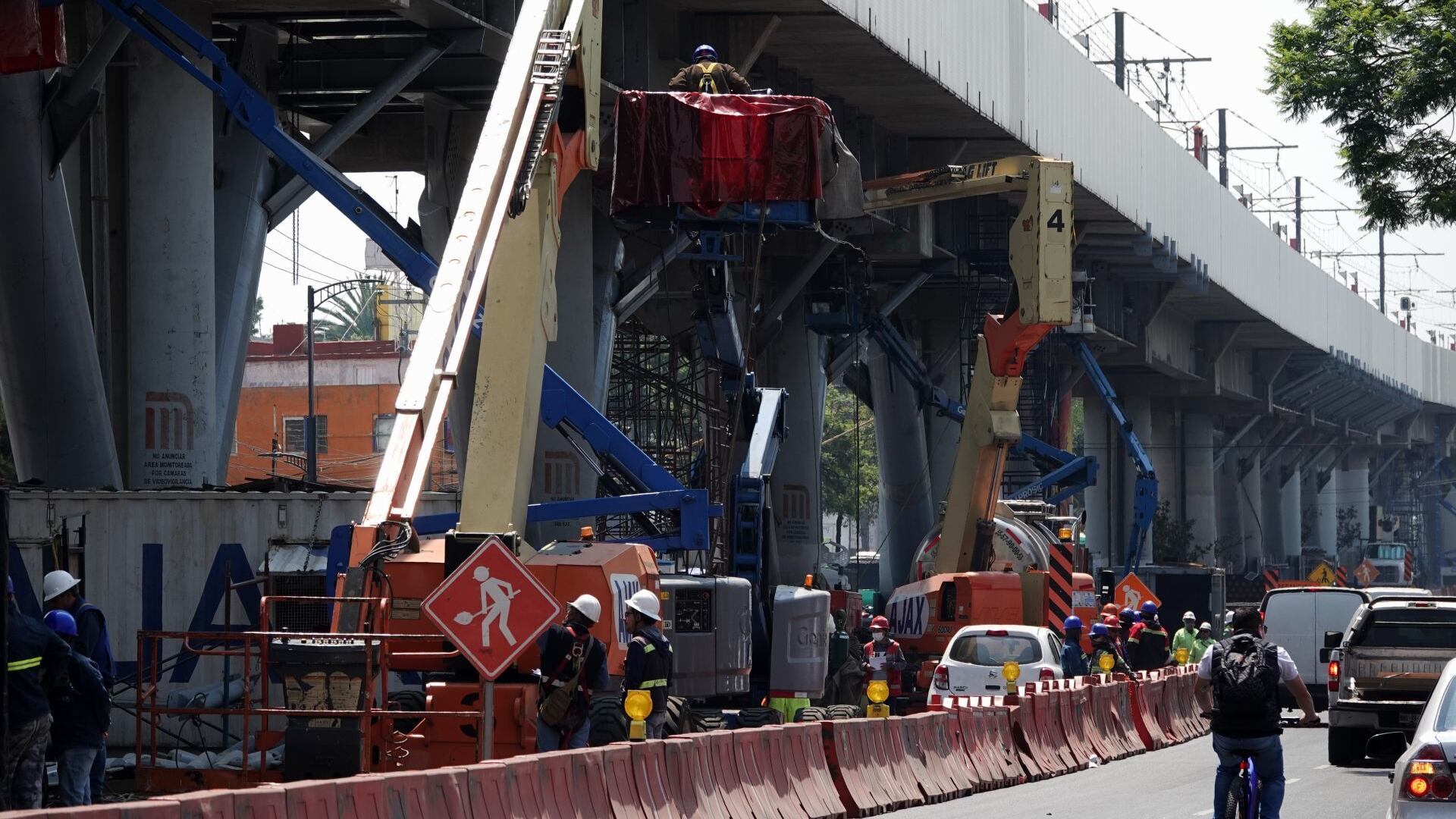 Trabajadores continúan las labores de reforzamiento y reparación de los tramos afectados de la Línea 12 del Sistema de Transporte Colectivo (STC) sobre avenida Tláhuac.