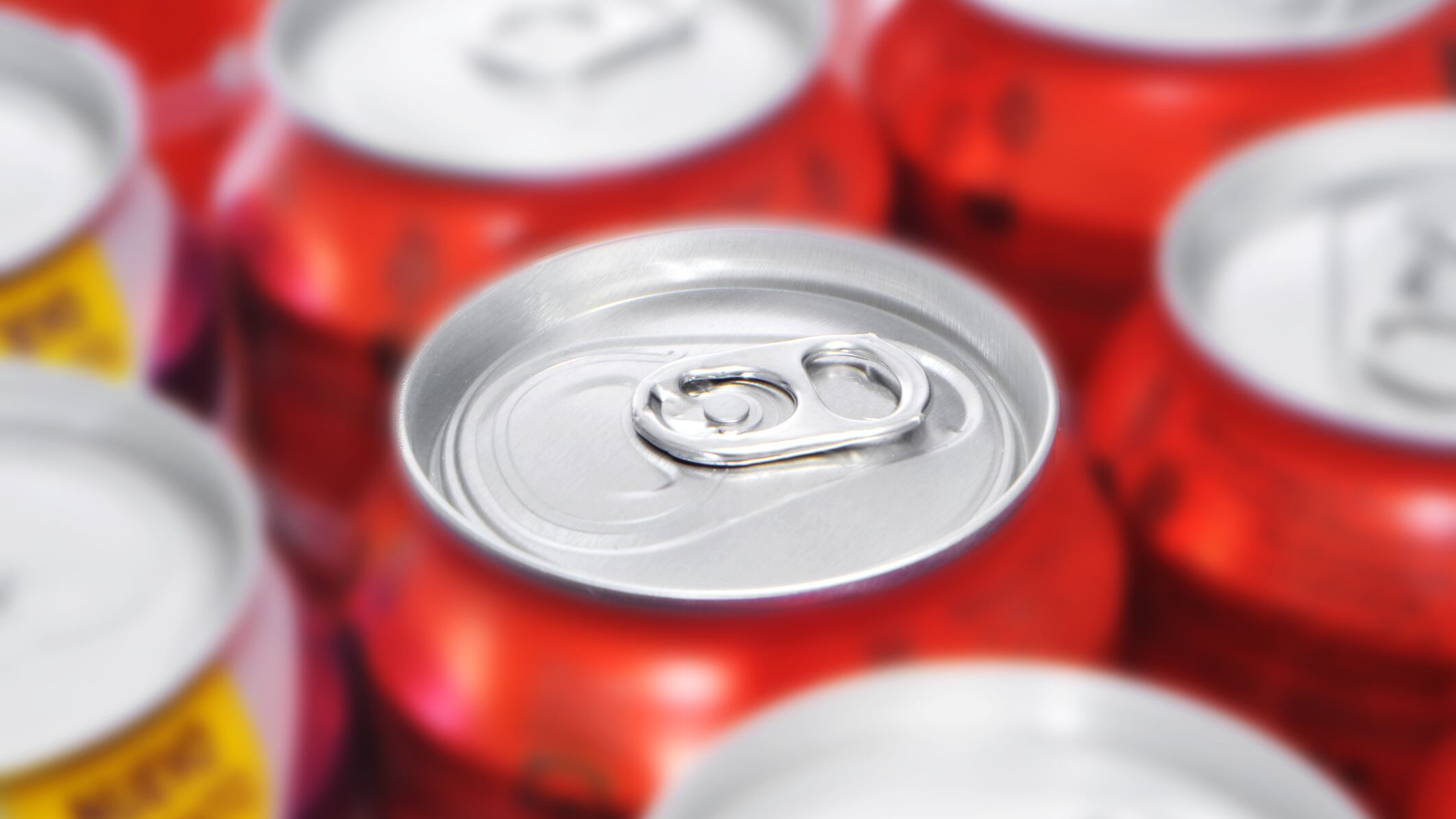 La OMS busca que en más países se graven los refrescos y las bebidas alcohólicas. (Dreamstime)