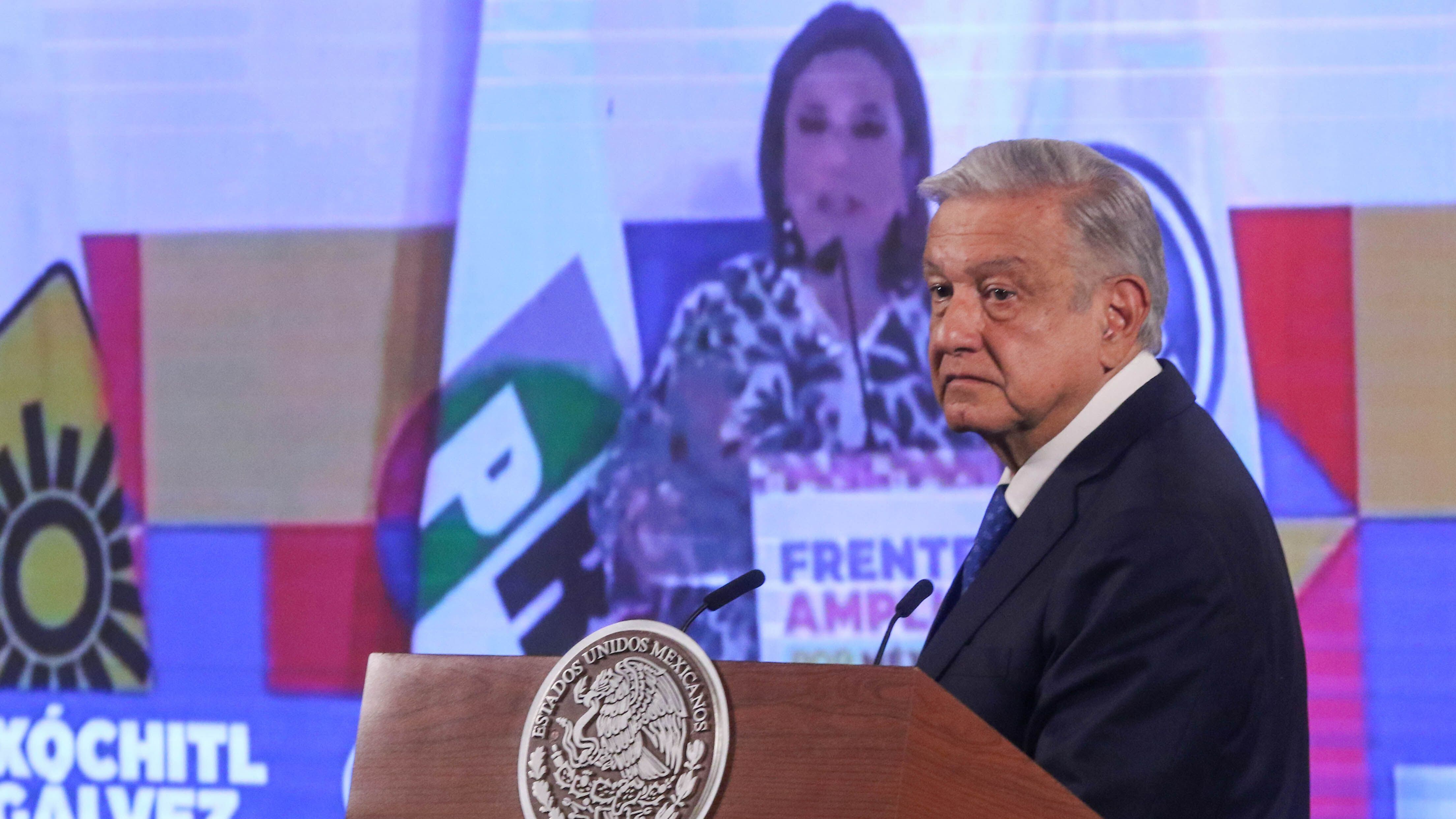 CIUDAD DE MÉXICO, 21AGOSTO2023.- Andrés Manuel López Obrador, Presidente de México, encabezó la mañanera en Palacio Nacional. El mandatario hablo sobre los dichos de Gabriel Quadri, Francisco Martín Moreno, Xóchitl Gálvez y Vicente Fox, a quienes señaló de denostar a los estados del sur cómo Oaxaca, Guerrero y Chiapas y a la gente de escasos recursos. También hablo de la quema de libros de texto gratuito del día de ayer en Chiapas.
FOTO: MOISÉS PABLO/CUARTOSCURO.COM