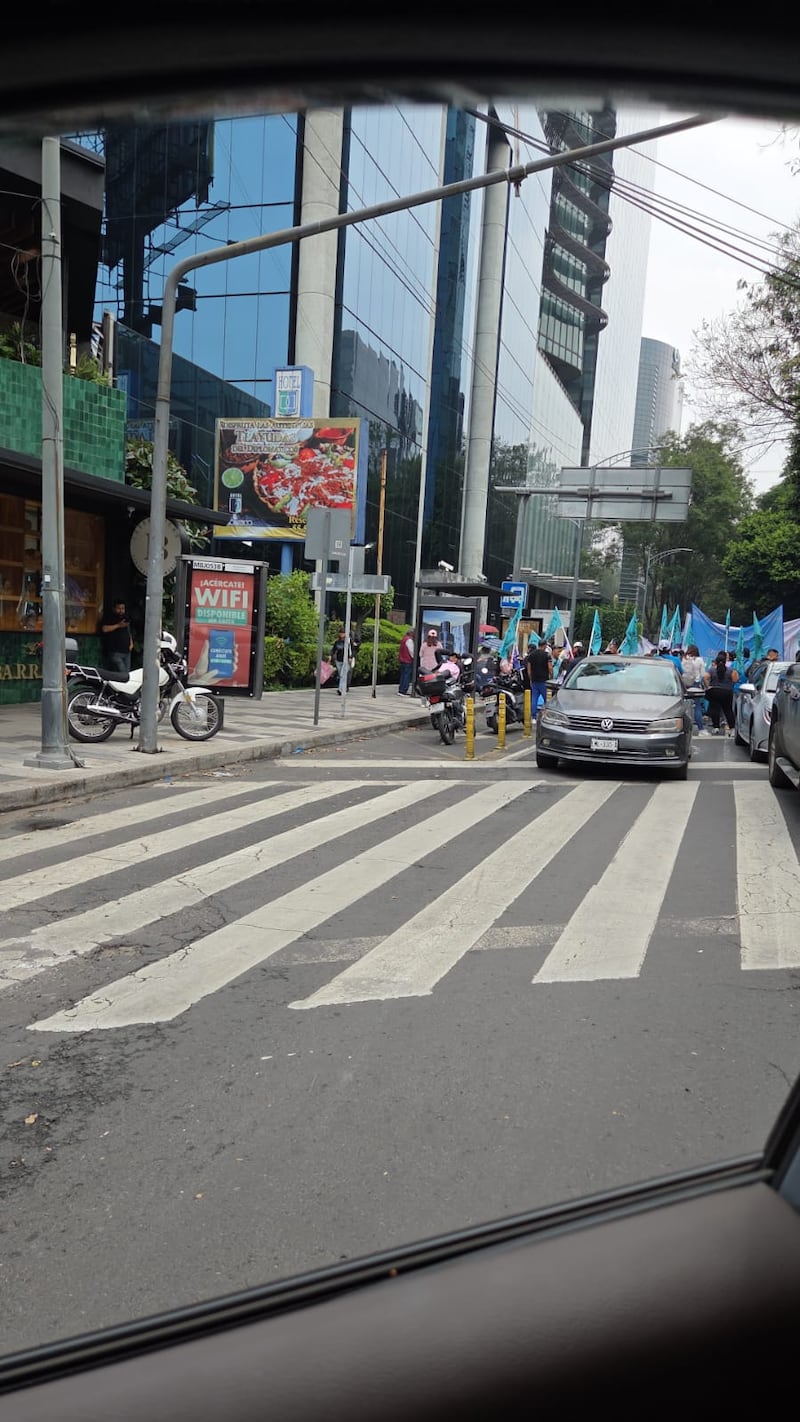Insurgentes Sur: Manifestantes instalan casas de campaña frente a SICT; alternativas viales