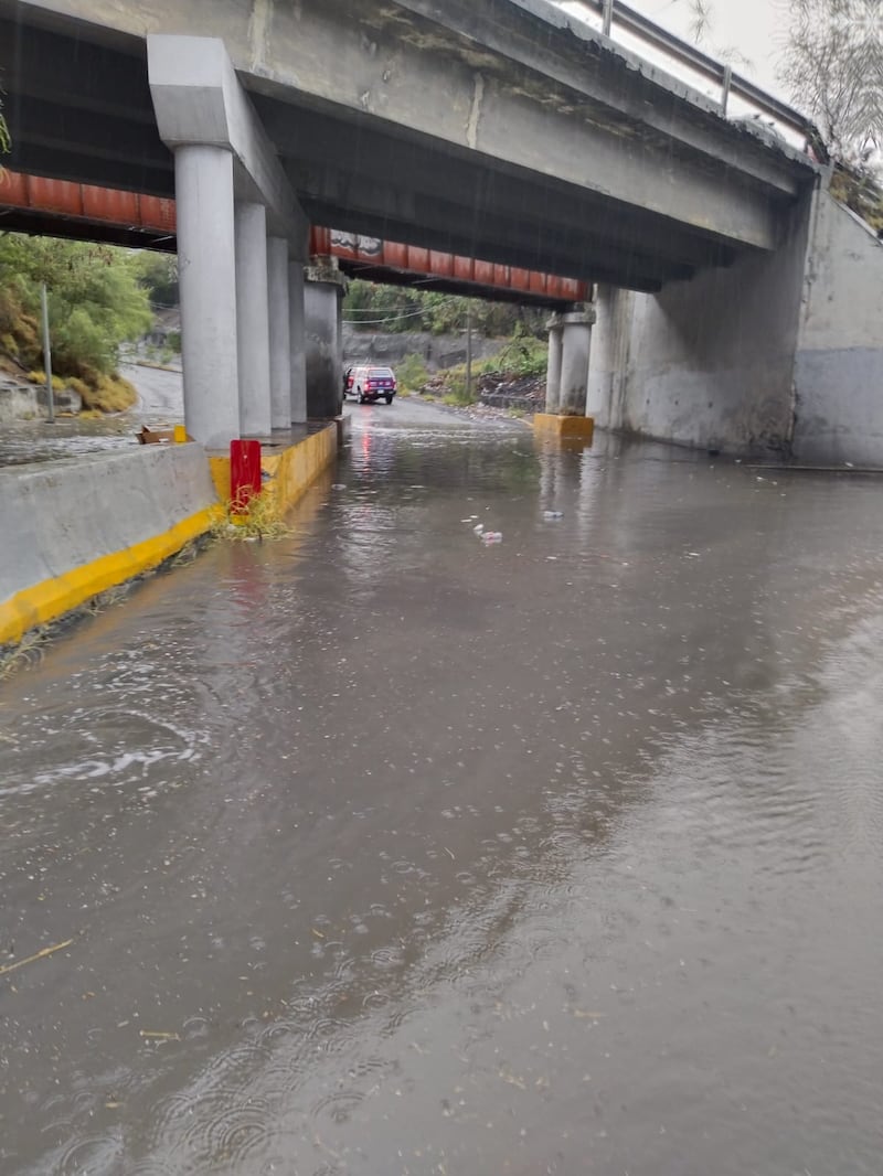 Por encharcamientos algunas vialidades de Monterrey tuvieron que cerrar.