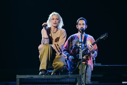 Con la convicción de empezar una nueva etapa a nivel profesional y con el objetivo de reconquistar a sus fanáticos, Linkin Park hizo oficial su visita a México con su presentación en el Estadio GNP Seguros, recinto que fue testigo de temas como "Hybrid Theory”, “Meteora”, "The Emptiness Machine” y "Burn It Down”, los cuales fueron ovacionados por la interpretación de Emily Armostrong, la nueva vocalista de la agrupación, quien no dejó de agradecer el apoyo del público mexicano.