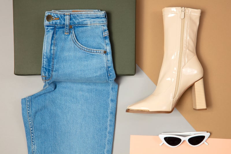 Siluetas holgadas en denim duradero y reinventado se imponen como las más deseadas del año