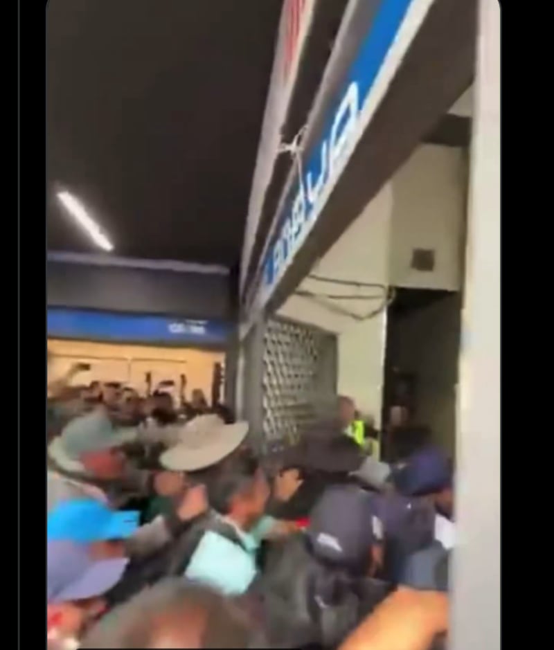 Usuarios dan portazo en la Línea 2 del Metro