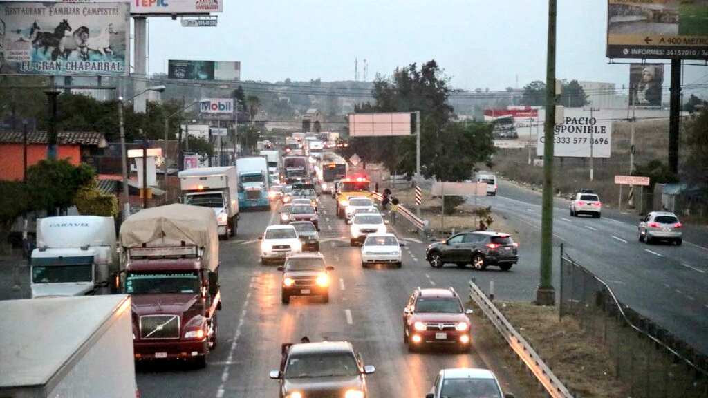 La carretera a Nogales ha sido invadida por desarrollos inmobiliarios y naves industriales; tampoco hay vialidades alternas para esta arteria.