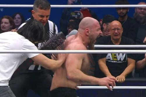 ¡Brutal imagen! Clavan palo con púas en la espalda de luchador de AEW: VIDEO