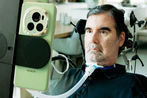 Cómo la tecnología de seguimiento ocular y la IA transforma la vida de personas con movilidad reducida