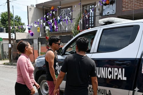 Policía de Cholula desata polémica tras apuntar con arma a familia por supuesto uso de agua
