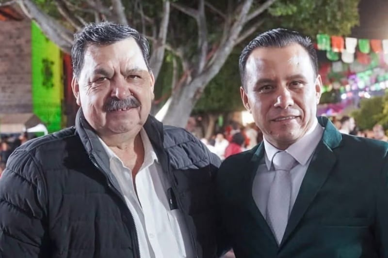 Alcalde de Texcoco y su padre