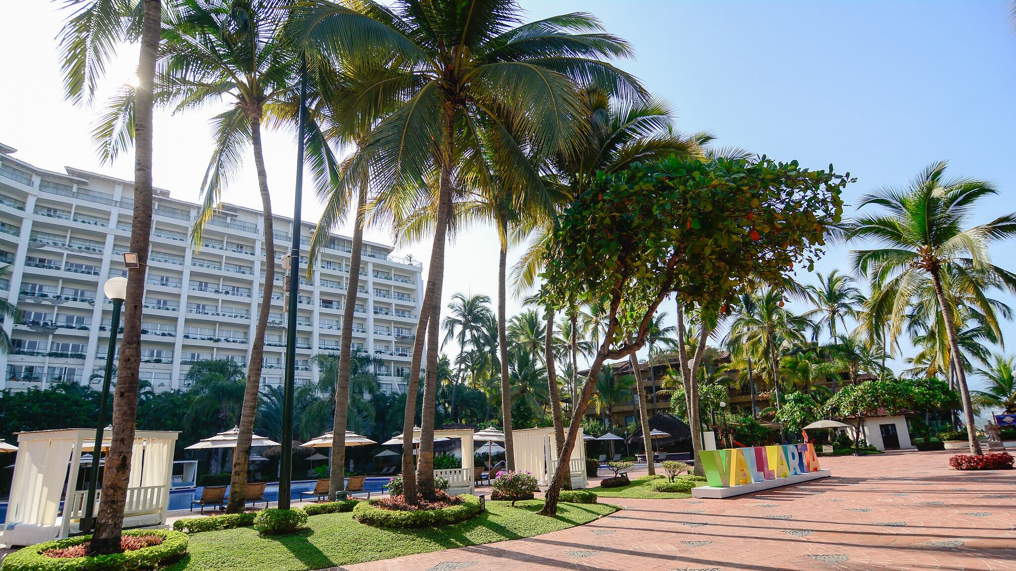 En Jalisco, datos del INEGI mencionan que en Jalisco existen dos mil 078 establecimientos de la industria hotelera.