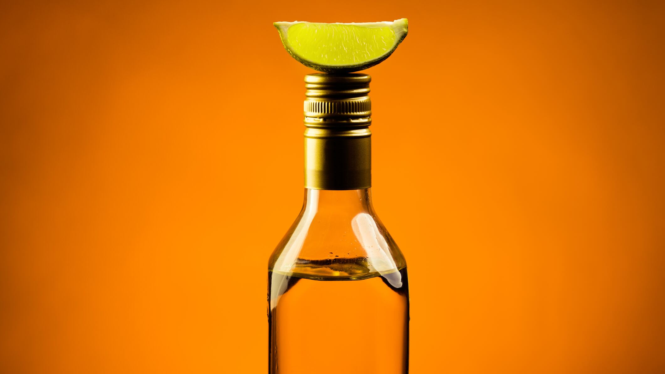 Tequila Maestro Dobel presenta su nueva edición limitada, Diamante Ironhead, resultado de la colaboración con el diseñador José Fernández quien ha creado trajes espaciales y vestuario para películas de ciencia ficción.