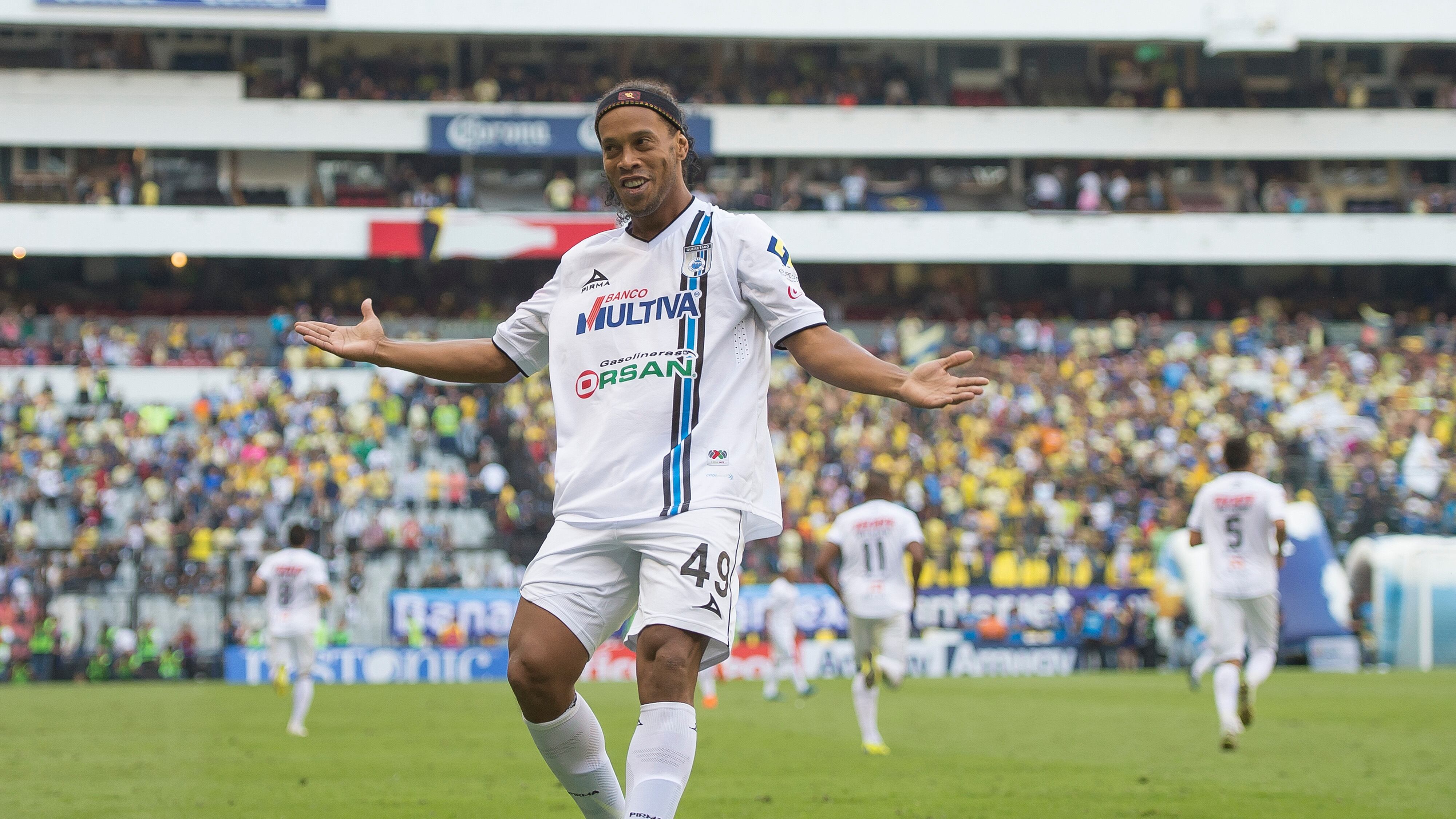 Ronaldinho fue ovacionado en el Estadio Azteca cuando le marcó un doblete al América en el Clausura 2015.