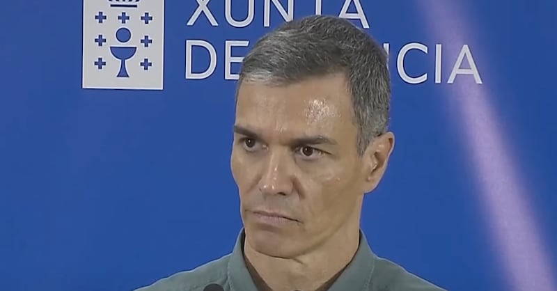 El presidente del Gobierno, Pedro Sánchez, durante su visita al Centro de Coordinación Operativo Contraincendios de Ourense.