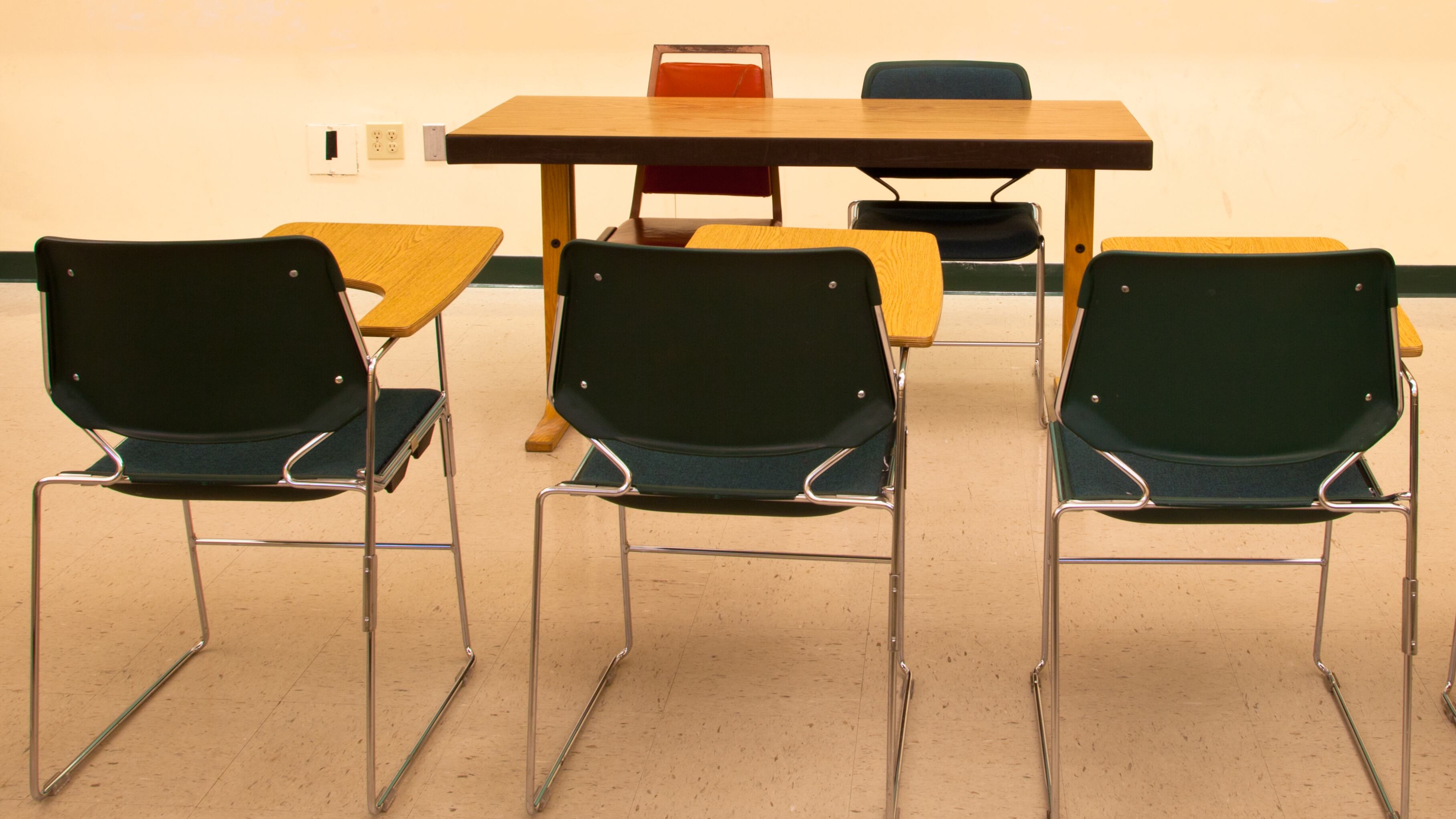 Será responsabilidad de cada director o encargado de la escuela evaluar si existen las condiciones adecuadas para la impartición regular de las clases en las aulas.