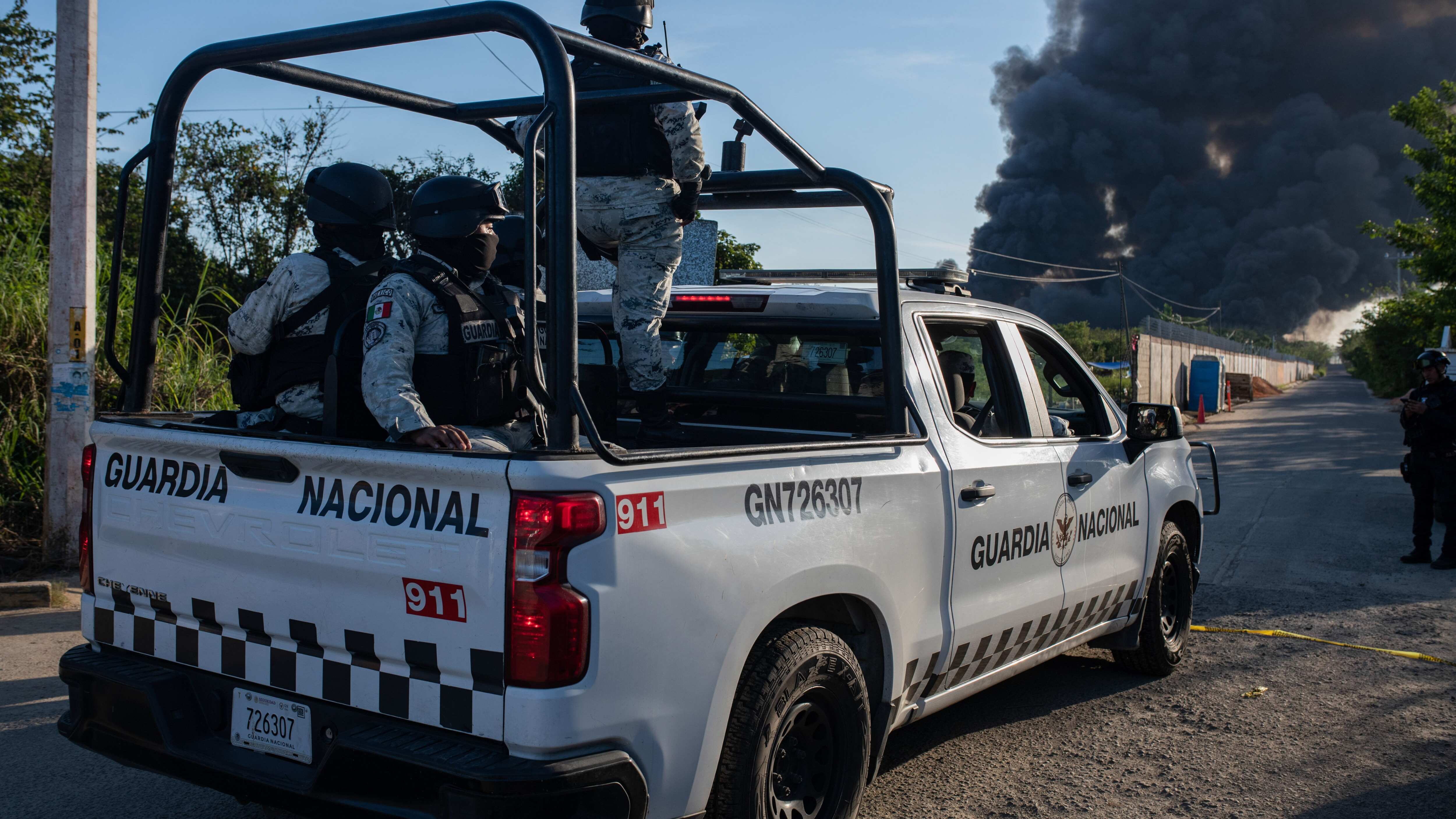 IXHUATLÁN, VERACRUZ, 23FEBRERO2023.- Las maniobras que realizaba un equipo de perforación en una caverna del Centro de Almacenamiento de crudo "Tuzandépetl", ubicado en Ixhuatlán del Sureste, en el sur de Veracruz, provocó una explosión que mantiene en alerta a municipios aledaños.
El área conocida como el almacén de Petróleos Mexicanos más grande del país, mantiene concentrados a cuerpos de emergencia que van desde seguridad física de Pemex, hasta bomberos, protección civil, el Ejército Mexicano y la Guardia Nacional.
FOTO: ÁNGEL HERNÁNDEZ/CUARTOSCURO.COM
