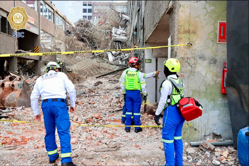 ERUM arriban al inmueble que colapso CDMX
