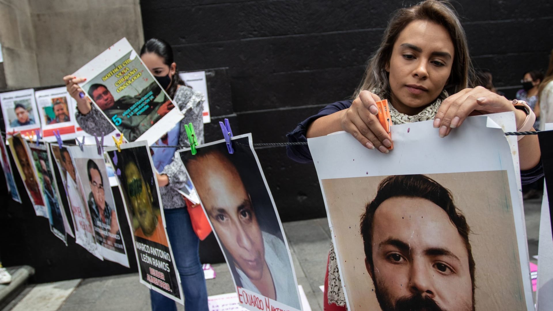 Tendedero de deudores alimentarios colocado frente a la Suprema Corte de Justicia de la Nación.