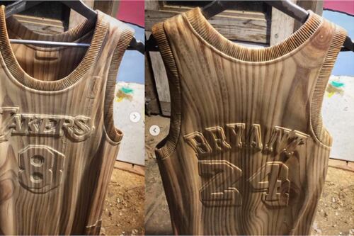 ¡Obra de arte! Escultor talla jersey de Kobe Bryant en pieza de madera