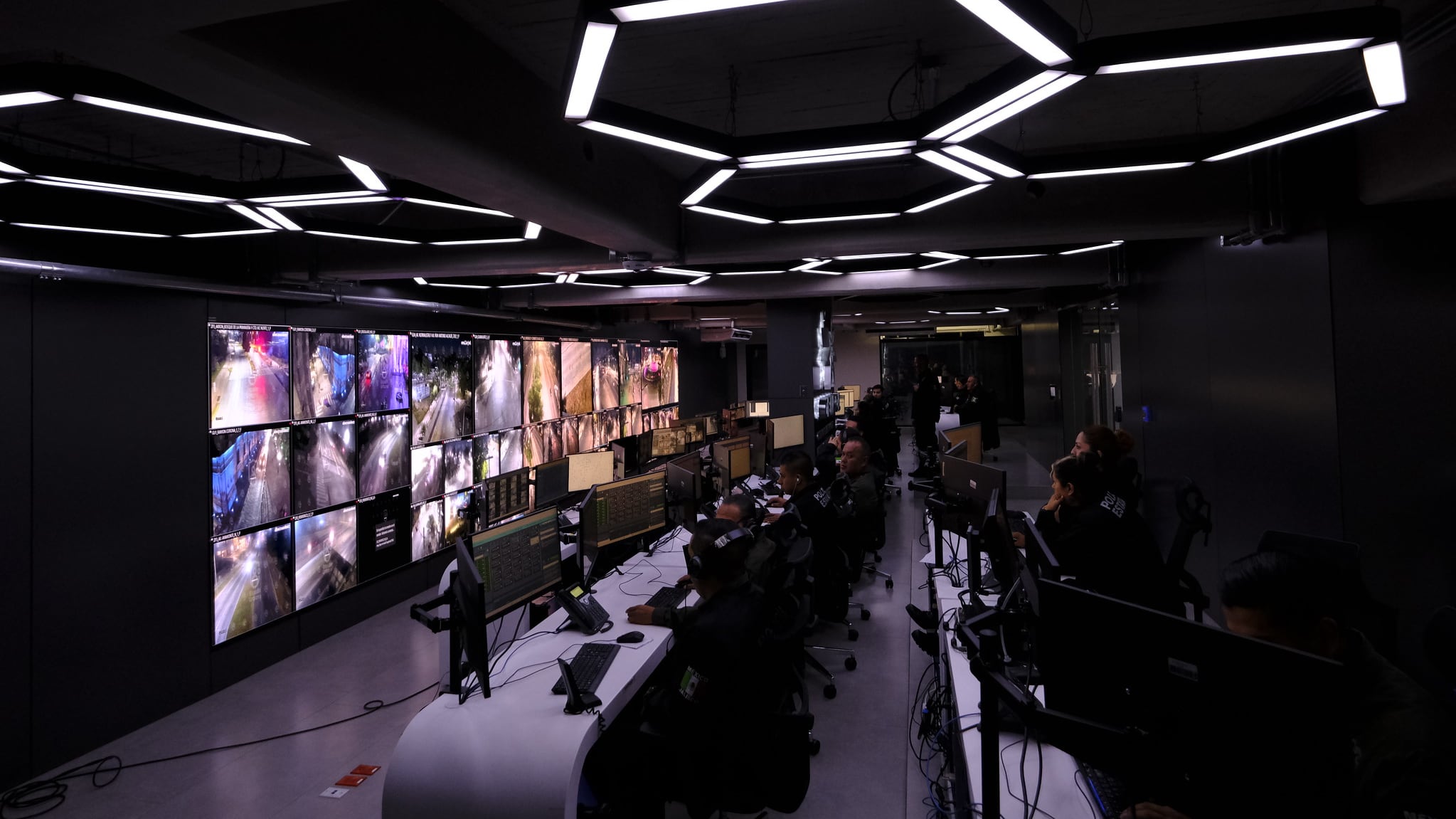 La Secretaría de Seguridad del Estado (SSE) de Jalisco ha modernizado su Centro de Telecomunicaciones y Tecnologías Aplicadas, incorporando equipos de última generación para optimizar la respuesta de la Policía Estatal y Vial. Esta iniciativa busca fortalecer la atención a emergencias mediante el 911 y el Sistema C5 Estatal, mejorando la coordinación operativa en toda la entidad.