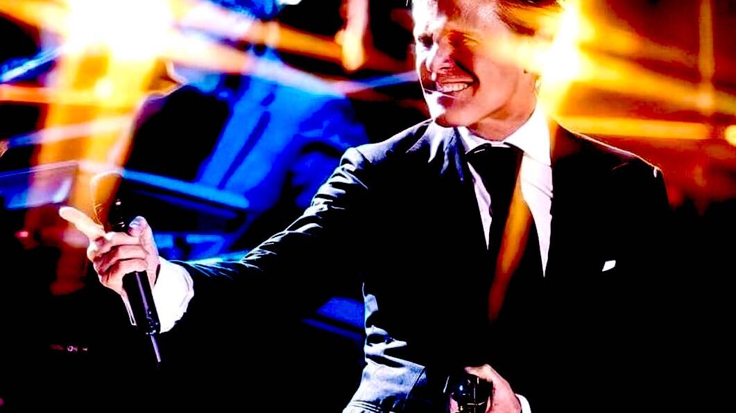 Por debajo de la mesa de Alberto Tavira.