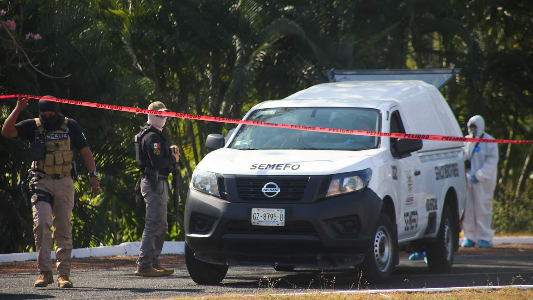 ACAPULCO, GUERRERO, 28FEBRERO2023.- Los cuerpos de cuatro hombres desmembrados con narco mensajes fueron arrojados sobre la autopista Viaducto Diamante en Acapulco, cerca de boulevard de Las Naciones en dónde se realiza el torneo del Abierto Mexicano de Tenis, en la exclusiva Zona Diamante del puerto de Acapulco. Autoridades han declarado que la zona se encuentra blindada de seguridad por lo tanto los asistentes al torneo del Mextenis están totalmente seguros.