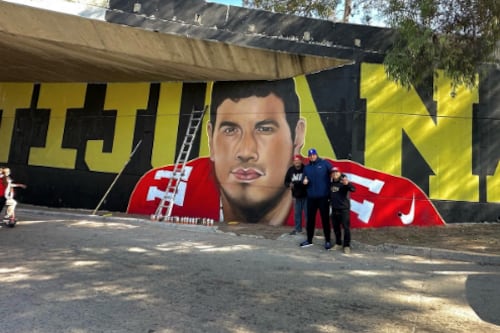 ¡Orgullo mexicano! Alfredo Gutiérrez, de los 49ers, estrenó mural en Tijuana