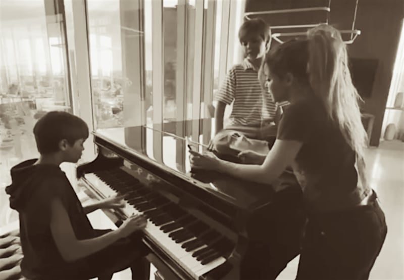 Milan y Sasha logran su primer éxito con un tema dedicado a su madre
