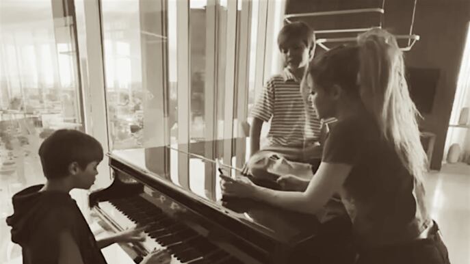 Milan y Sasha logran su primer éxito con un tema dedicado a su madre