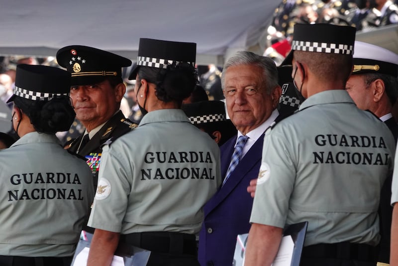CIUDAD DE MÉXICO, 30JUNIO2022.- Andrés Manuel López Obrador, presidente de México, Luis Cresencio Sandoval González, secretario de la Defensa Nacional de México y José Rafael Ojeda Durán y secretario de Marina encabezaron la ceremonia del del 3er Aniversario de la Guardia Nacional, en en las instalaciones del Heroico Colegio Militar, Campo Militar No 1-C, en la alcaldía Tlalpan.
FOTO: ROGELIO MORALES /CUARTOSCURO.COM