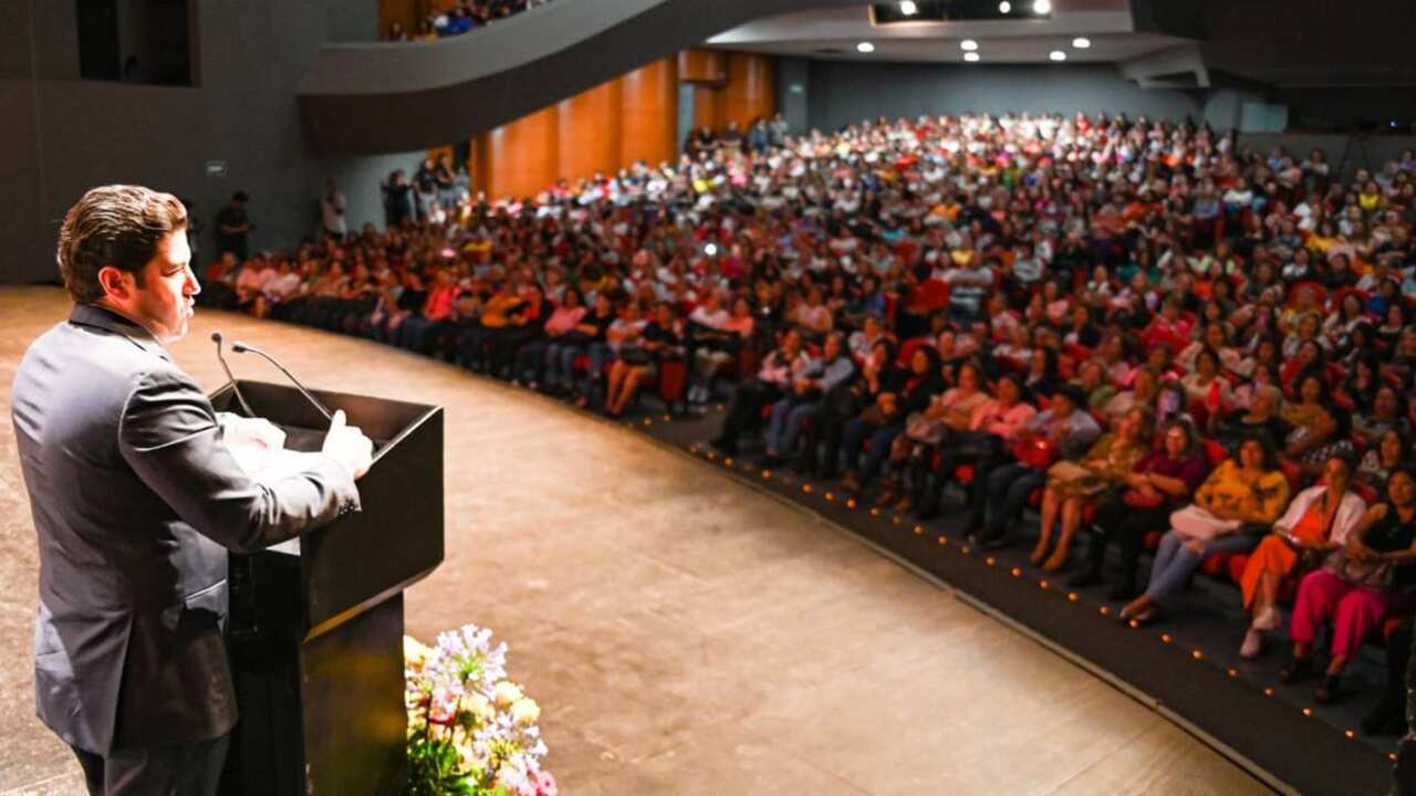 El gobernador envió un mensaje de motivación para las madres asistentes al Teatro de la Ciudad.
