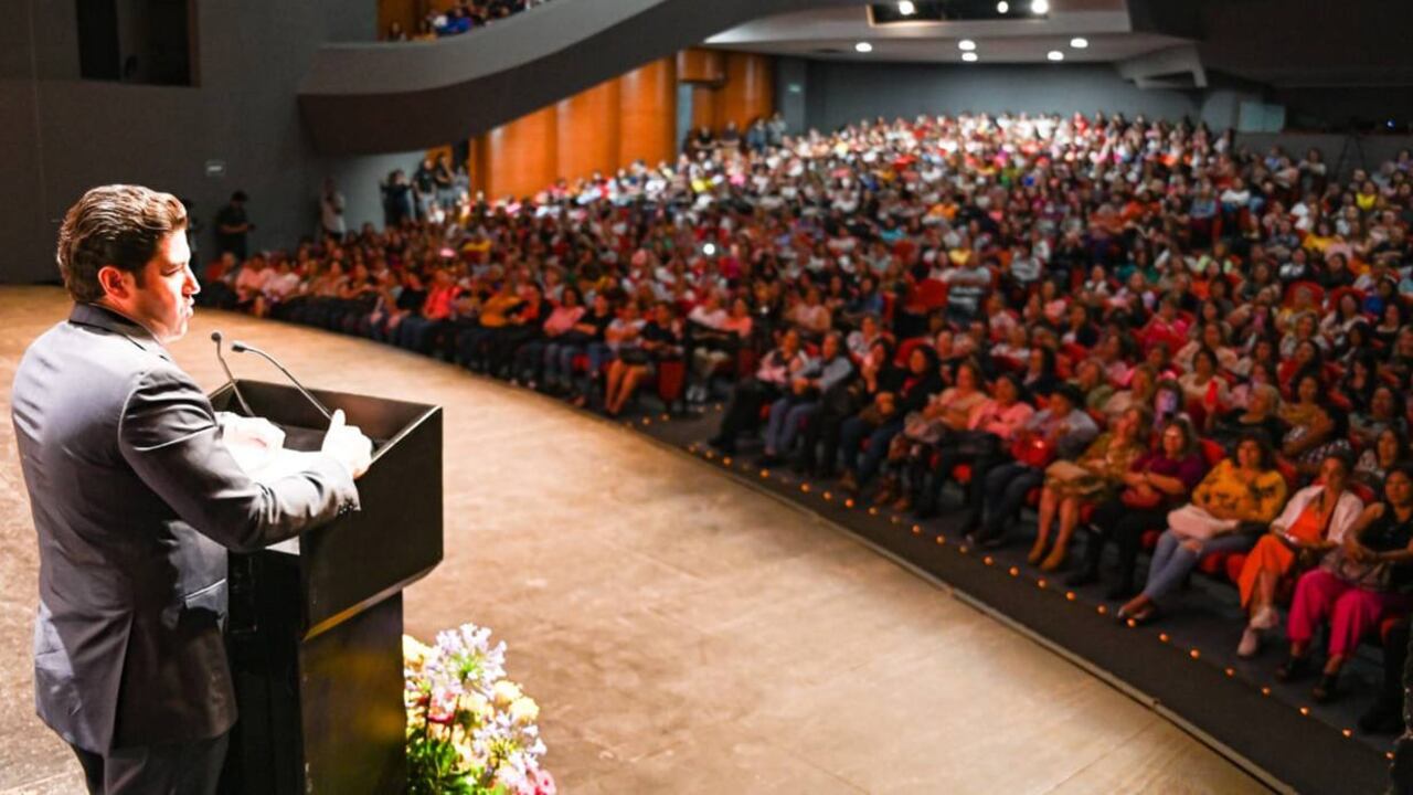 El gobernador envió un mensaje de motivación para las madres asistentes al Teatro de la Ciudad.
