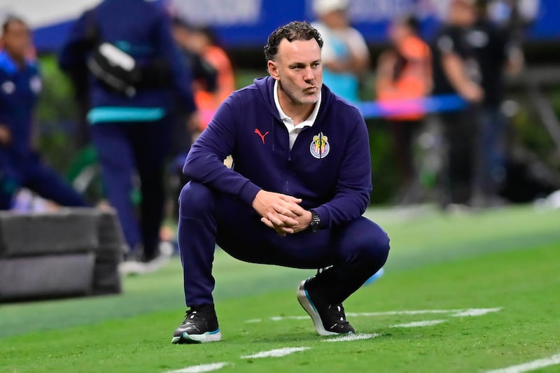 Gabriel Milito está dirigiendo su primer torneo en Chivas.
