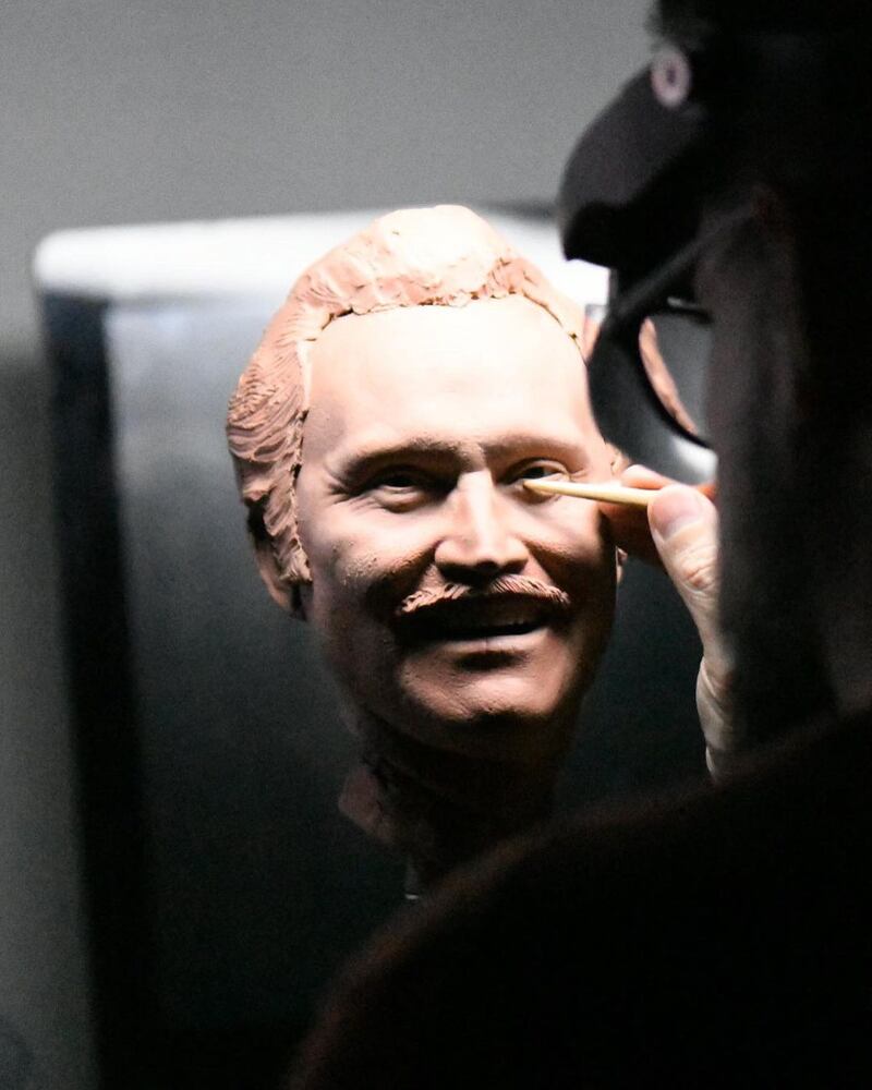 El artista Rubén Orozco realizó un busto del Charro de Huentitán a petición de Alex Fernández con técnica hiperrealista.