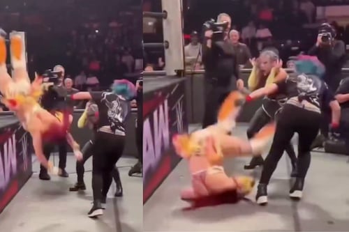Luchadora sufre aparatosa caída en plena función de la WWE: Video