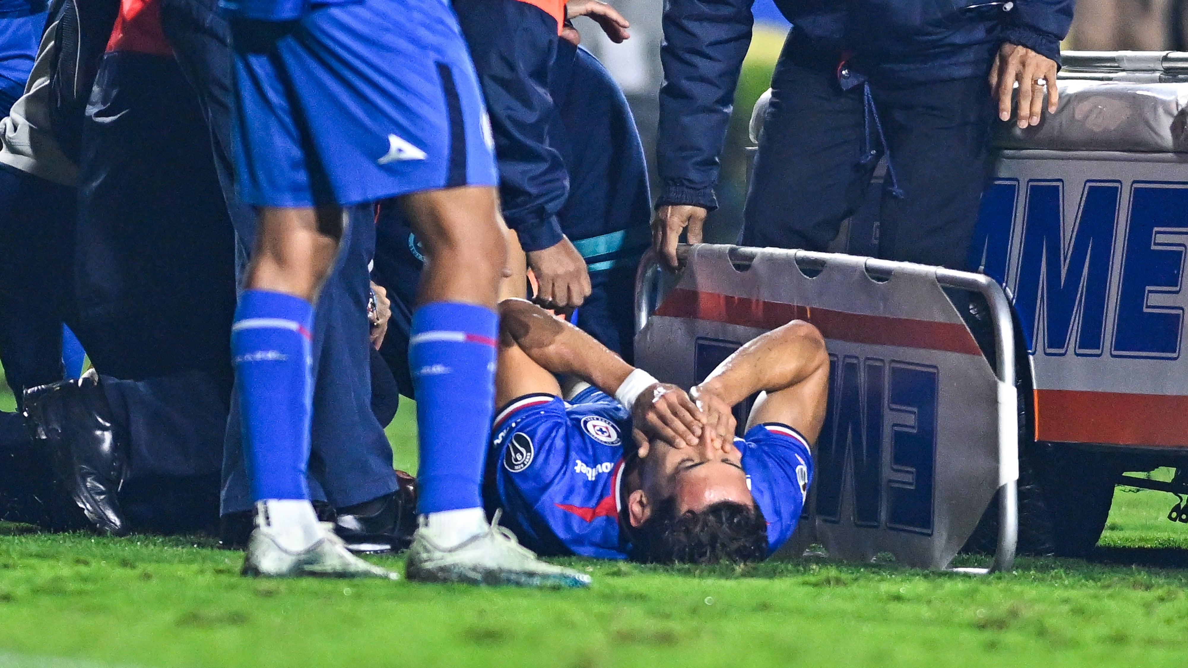 Chiquete Orozco sufrió aparatosa lesión.