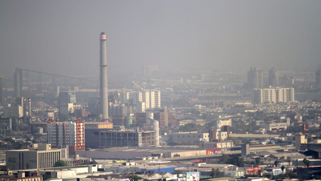 La industria es uno de los principales contaminantes en Nuevo León.