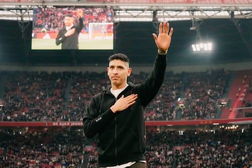 ¡Recordado como leyenda! Edson Álvarez recibe emotivo homenaje de la afición del Ajax