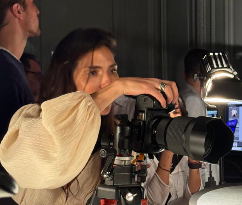 La mexicana puso a prueba el Honor 200 Series, un smartphone que se alió al Studio Harcourt para lograr retratos que captan hasta el más mínimo detalle.